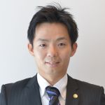 ㈬山地弁護士写真.jpg