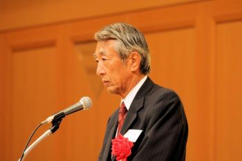 祝賀会で挨拶する木村大学評価・学位授与機構長