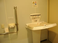 林町工学部キャンパス 福利・図書館棟1階 ベビーシート設置トイレ